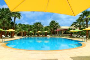 米多恩The Ksar Djerba Charming Hotel & SPA的一个带黄色遮阳伞的大型游泳池