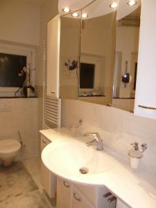 维皮泰诺Appartements Margit的一间带水槽、卫生间和镜子的浴室