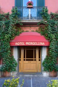 那不勒斯梅尔杰利纳酒店的大楼门上的一个酒店合并标志