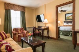 圣路易斯密苏里运动俱乐部酒店的酒店客房设有沙发、桌子和床。