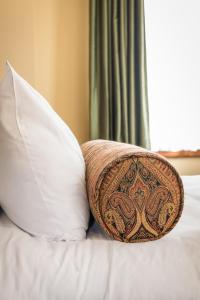 圣路易斯密苏里运动俱乐部酒店的枕头和枕头,放在床上