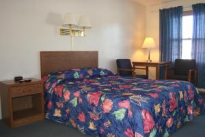 BessemerBluffs Inn的酒店客房,配有一张带彩色毯子的床