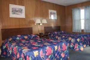 BessemerBluffs Inn的一间酒店客房,房间内设有两张床