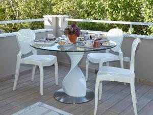 克罗托内B&B le more的庭院里配有一张白色的桌子和四把椅子
