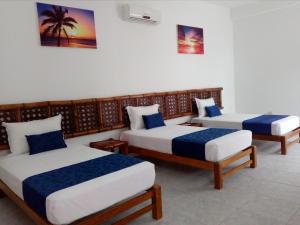 娜提-k海滩酒店客房内的一张或多张床位