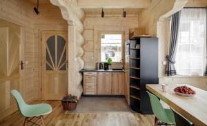 扎科帕内Tatra Wood House的厨房设有木墙和木桌及椅子