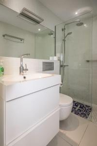 阿罗纳TRG Studio的一间带水槽、卫生间和镜子的浴室