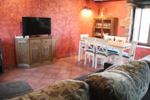 仕格莱Casa Soleta Ezcaray的客厅配有桌子和电视