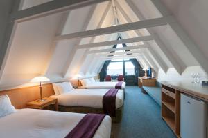 皇后镇哈特兰德的酒店客房设有两张床和窗户。
