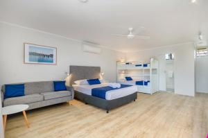 汤斯维尔海滩别墅汽车旅馆的一间卧室配有一张床和一张沙发