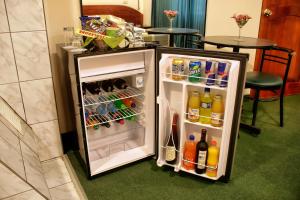 利马阿马拉酒店的一台小冰箱,其门在房间内打开