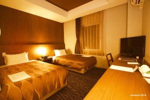 西之表市莱克斯通种子岛酒店的酒店客房设有两张床和电视。
