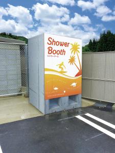西之表市莱克斯通种子岛酒店的停车场淋浴间的标志