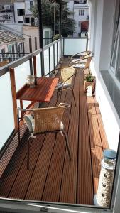 不莱梅Patio 3的阳台的甲板上配有桌椅