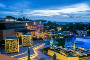 卡塔海滩The SIS Kata, Resort - SHA Plus的享有酒店空中景色,晚上设有游泳池