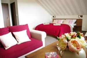 大洛西尼思维卡克拉森斯基酒店的客厅配有沙发和1张床