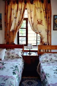 培拉特Guest House Vasili的一间卧室设有两张床和窗户。