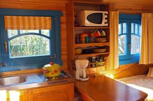 格拉斯Roulotte De Charme的厨房配有柜台、水槽和窗户