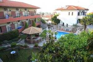 阿菲托斯Hotel Zeus的享有带游泳池和大楼的庭院景色。