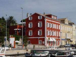 木洛希尼梅尔梅尔套房酒店的海港内一艘红色的大建筑,船上停靠在港口