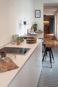 科莫Suite Juvara的厨房配有白色橱柜和台面