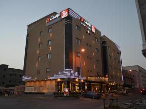 吉赞Al Rest Inn Hotel的一座大建筑,上面有标志