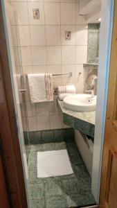 东蒂罗尔地区马特赖Haus Mattersberger的一间带水槽、卫生间和镜子的浴室