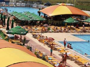 克拉约瓦Il Capo Tour的和一群人一起在度假村的游泳池