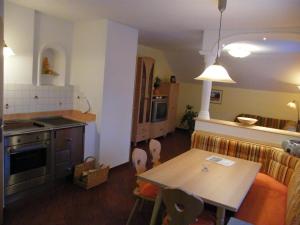 普鲁格恩Hintereggerhof的厨房以及带桌子和炉灶的用餐室