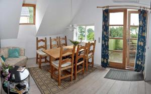 阿灵厄Danchelshus的客厅配有木桌和椅子