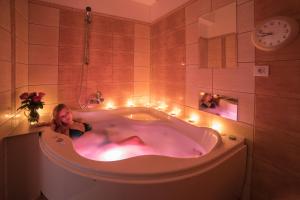 耶塞尼克Hotel Slovan的躺在浴缸里的女人们