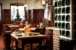 巴特克茨廷佐尔帕斯特酒店的一间带桌椅和葡萄酒瓶的餐厅