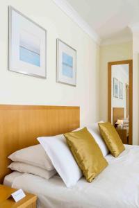 道格拉斯拉特兰酒店的一张带白色和金色枕头的床