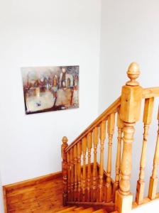 巴利香农Holland House的木楼梯,墙上挂着照片
