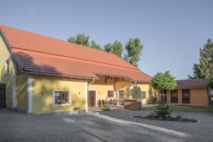 GurtenSachsenbucherhof的一座带橙色屋顶和车道的房子