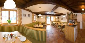 格罗萨尔全景膳食公寓酒店的餐厅拥有绿色和白色条纹的墙壁和桌子
