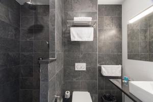 埃因霍温埃因霍温瓦勒巴斯蒂昂酒店的一间带卫生间和水槽的浴室
