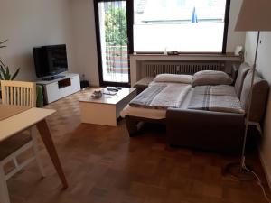 卡尔斯特Charmant und stilvoll的一间卧室配有一张床、一台电视和一张桌子