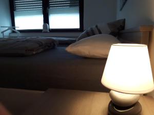 卡尔斯特Charmant und stilvoll的卧室配有带灯的床铺,位于地板上