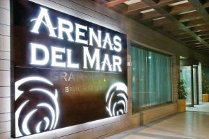 厄尔梅达诺Kn Hotel Arenas del Mar Adults Only的建筑物一侧的标志