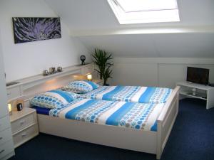恩斯赫德Enschede的一间卧室配有一张床和天窗