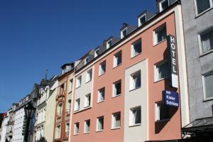 基尔Premiere Classe Hotel am Kieler Schloss Kiel的建筑的侧面有标志