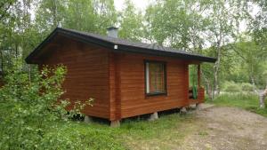 乌茨约基Vetsituvat的森林中间的小木屋