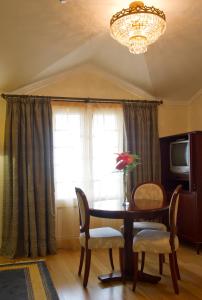 丰沙尔Hotel Quinta Bela S Tiago的一间带桌子和窗户的用餐室