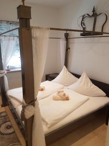 凯撒斯劳滕施维泽司图酒店的一张带白色床单的床和两张娃娃