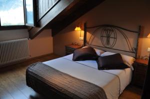 塞尔勒阿莱洛酒店的一间卧室设有一张大床和两个窗户。