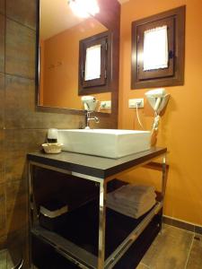 塞尔勒阿莱洛酒店的一间带水槽和镜子的浴室