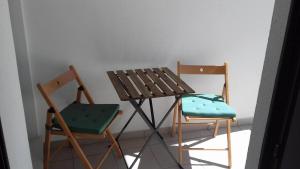 纳扎雷Vivenda Valverde的一张桌子和两把椅子彼此相邻