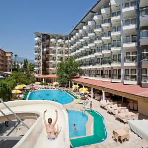 阿拉尼亚蒙特卡洛酒店的一张酒店游泳池的图片