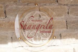 圣米舍德谢洛Chalets Shangrila的砖墙边的标志
